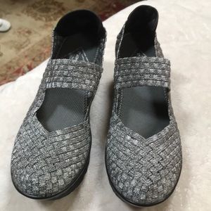 St Johns Bay lady’s shoes size 7 silver/gray